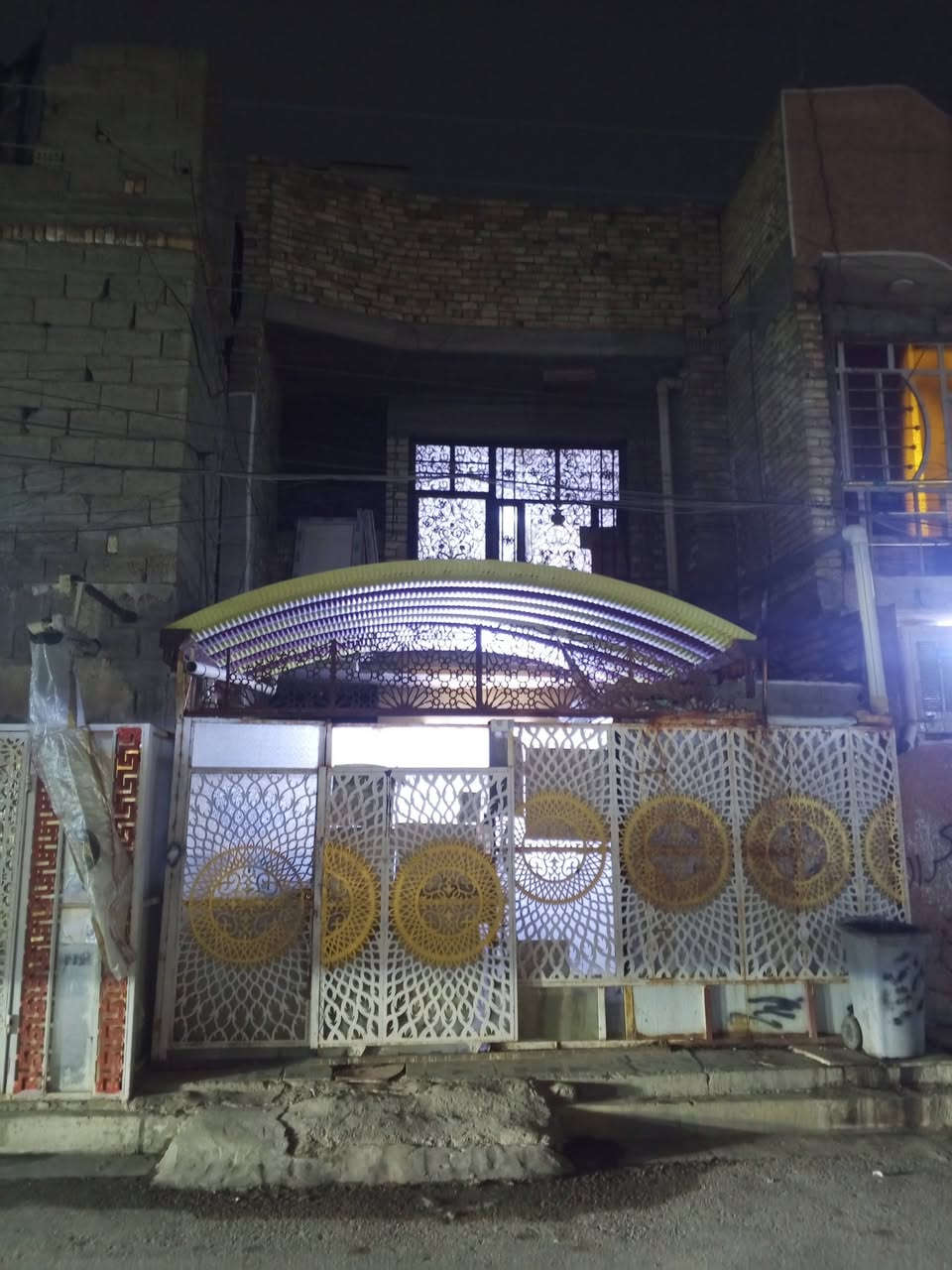 سلام عليكم للبيع بيت 100متر بل طابقبن شعب الزراعي مال ابوحكيم يحتوي على طرمه وستقبال وصاله وغرفه نوم ولطابق الثاني يحتوي على غرفتين نوم اوصاله سعر البيت 160مليون اوبي مجال رقم *********** ادمن تحياتي🥰
