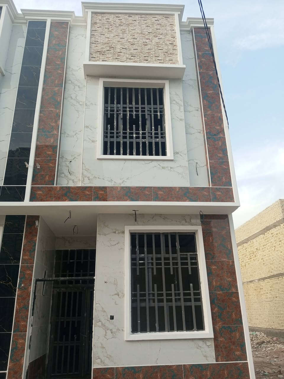 بيت 50 متر طابقين للبيع تسليم مفتاح العنوان كربلاء حي العباس قرب الحولي السايدين يبعد عن لامام كيلوين يرهم حسينيه او سكن السعر 80 وبي مجال ***********
