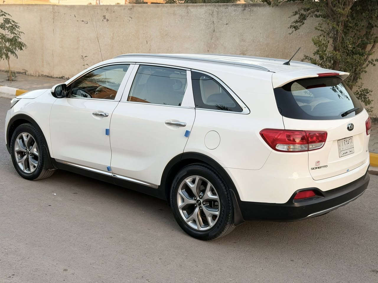 السلام عليكم كيا سورنتو موديل 2016 خليجي محرك 6 سلندر 
السيارة كفاله عامه عدا الباب الخلفي واضح بالسونار المرفق بالصور بدون فتح 
محرك 6 سلندر 
7راكب 3 قطع تبريد بصمه ابواب وتشغيل والباقي المواصفات المعروفه 
حداديه تخم تاير كله جاهز شرط الفحص 
السعر 188 ماكو هيج سعر ع هيج نظافه مكاني واسط قضاء الحي
***********
***********
