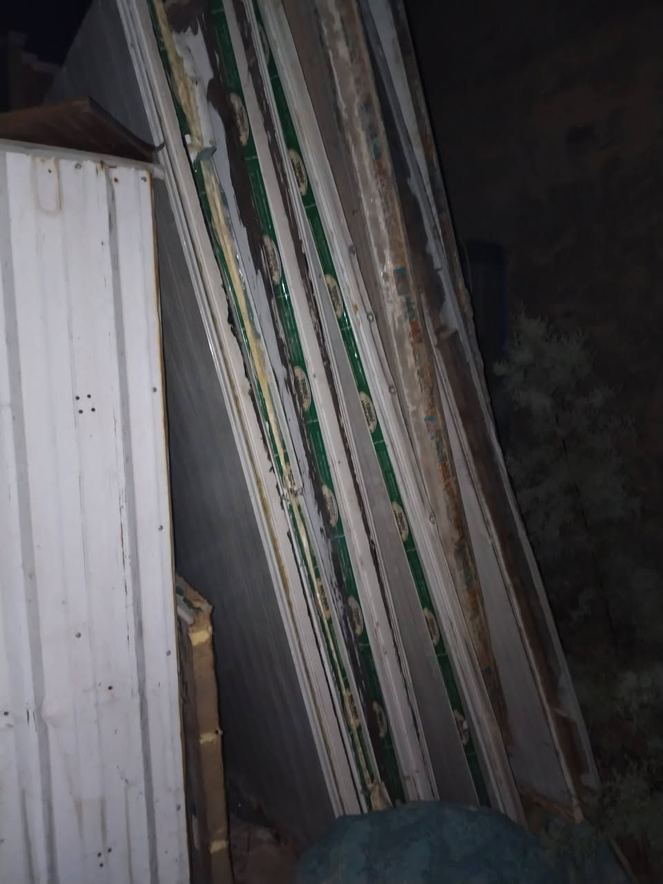 سندويج بنل مستخدم 8 قطع طول 240س×100و3 قطع طول 330س×100و حديد زاوية كلش ثخين 10 قطع 7 قطع طول 3م و 3 قطع طول 2م و 40 سم للبيع مكاني الدورة واتساب ***********
