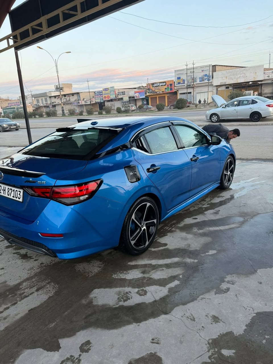 🚗 للبيع: نيسان سنترا 2023 SR فول مواصفات (ماعدا فتحة السقف)
(رقم اربيل)
سيارة نظيفة جداً وبحالة ممتازة، استخدام شخصي ومحافظ عليها بيها برمجة ادفانز من شركة نيسان تمشي عالبانزين العادي بيها منظومة انارة داخلية محيطية بيها طبقة حماية لكافة الشبابيك PPF عازل حراري بيها طبقة حماية خارجية نانو وشمع يعني بالغسل اسهل تصير وتحمي السيارة بيها تغليف كوشنات رياضي + كاربون فايبر للدركة مع الكنسول الوسطي وبيها شغلات كثيرة يعني مثل الويل رياضي CNC بلادي مالها وغيرها من الاضافات والترتيبات شمسيات،باتمان،سبايدر،سبويلر،…… .  

المواصفات:  
• محرك 2.0 لتر اقتصادي وقوي  
• ناقل حركة أوتوماتيك CVT  
• تشغيل بصمة (Start/Stop)  
تشغيل عن بعد.
• دخول ذكي بدون مفتاح  
• شاشة وسطية مع نظام Apple CarPlay و Android Auto  
• كاميرا دوارة  
• حساسات أمامية وخلفية  
• شاشة معلومات في الدشبول  
• دركة متعددة الوظائف مع تحكم بالصوت والهاتف  
• مثبت سرعة مع رادار تفاعلي   
• تبريد مع مناخين منفصلين أوتوماتيك  
• ويل رياضية قياس 18 إنج  
• أضواء LED أمامية وخلفية  
• مرايا جانبية كهربائية مع إشارات  
• نظام تحذير الخروج عن المسار  
• نظام النقطة العمياء  
• نظام الفرملة الطارئة    
• داخلية رياضية مع تطريز مميز لفئة SR  

✔️ السيارة فوول مواصفات ماعدا فتحة السقف  
✔️ بحالة ممتازة جداً ولا تحتاج أي مصروف
حادثها مثل ماواضح بالسونار بوند مبدل ومصبوغ وجاملغ يسار بدون شاصي فقط صبغ شبر بالبدنة وشبر بالتكمة تسوية صبغ  
السيارة ماشية 55 الف كيلو 
3N1AB8DV0PY233950 :رقم الشاصي 
📍الموقع: الموصل  
📞 للتواصل والاستفسار: (***********)  

السعر 145$
تحويل مباشر السيارة باسمي والسيارة دينار مصرف ماتحتاج حتى دهن الكير مبدل جديد والتخم جديد دينار مصرف ماتحتاج
