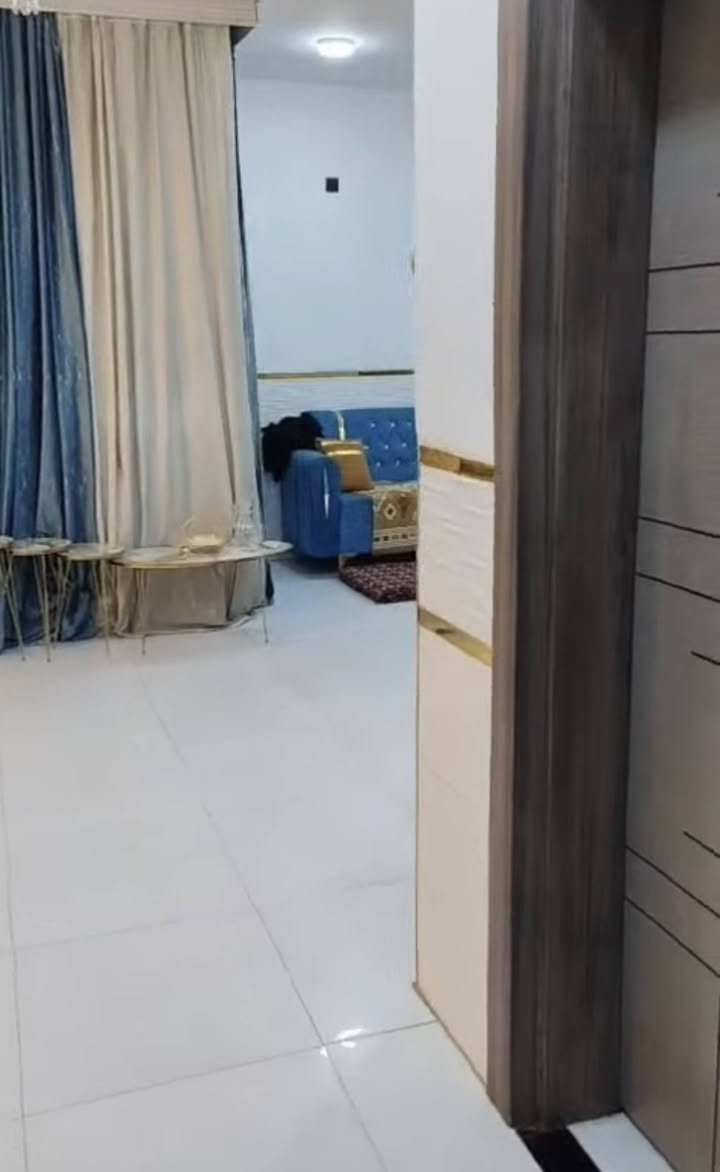 ## 🏠 **فرصة العمر.. بيت العمر بـ "دبل فاليوم" وبأسهل طريقة سداد!** 🔑
للبيع بيت بناء حديث (طابوق) بتصميم راقي جداً ونظافة من أعلى طراز، جاهز ومستوفي لكافة شروط **المصرف الاسكان** للتحويل الفوري.
📍 **الموقع المميز:**
 * **المنطقة:** قريب جداً من **جامع الشمري**.
 * **الخدمات:** الشارع مبلط ومرتب بالكامل، وموقع قرييييب جداً من كل المدارس والخدمات التي تحتاجها العائلة.
📐 **المساحة والتصميم:** 
 * **المساحة الكلية:** 250 متر مربع.
 * **التصميم الداخلي:** نظام (دبل فاليوم Double Volume) يعطي شرحة وفخامة خيالية للبيت.
 * **حالة السكن:** بناء جديد، "مسرمك" بالكامل ومن أرقى المواد، نظيف جداً وجاهز للسكن فوراً من كل النواحي.
💳 **تفاصيل الدفع والتسهيلات (عن طريق المصرف العقاري):**
 * **المقدمة:** 70 مليون دينار عراقي (وبيها مجال للشراي الطيب).
 * **المبلغ المتبقي:** 38 مليون دينار عراقي (تتحول بقسط شهري مريح جداً).
 * **القسط الشهري:** 200 ألف دينار فقط!
📞 **للاستفسار أو للمعاينة والاتصال المباشر:**
 * **رقم الهاتف:** [***********]
 * **التواصل:** متوفر اتصال هاتف أو واتساب.
