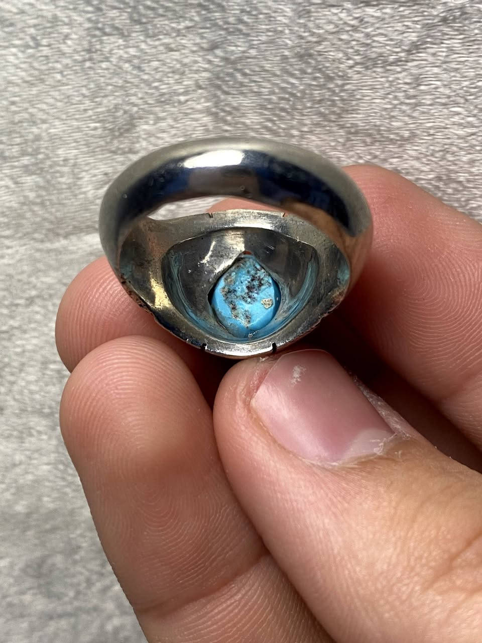 اللهم صل على محمد وآل محمد 
خاتم من الفيروز النيشابوري 
لبة هرمية لون سمائي 

مقاس الخاتم 19 مقاس الحجرة 1 سانتيم 
مصاغ يدوي المبدع ( ميردار )
سعر الخاتم ( 125 الف )

للاستفسار خاص او واتساب *********** ☎️
توصيل جميع محافظات العراق 🚘
