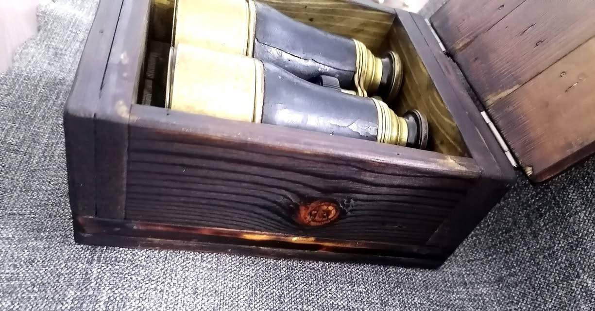 من نوادر الحرب العالمية الاولى ناضور نحاس مقابض جلد طبيعي عمرة اكثر من ١٠٠ عام   للقوات البحرية البريطانية داخل علبة خشب يعمل بشكل ممتاز بدون اي ضرر يتوفر توصيل الى كافة المحافضات يوجد مقطع فيديو لناضور *********** وتساب
