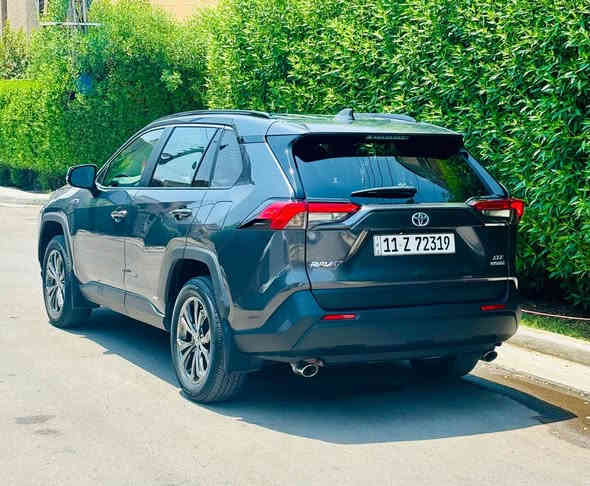 السلام عليكم 
تيوتا راف فور برميوم هايبرد 
موديل 2024 
ماشيه 23 الف 
رقم بغداد بأسمي 
ضرر السياره موضح بالصور ربع دعاميه اماميه و شويه بارد بالبدايه مال بنيد فقط ايرباك استيرن فقط 

مواصفات السياره فول مال برميوم بصمه و فتحه و كراسي جلد و تدفئه و كرسي كهرباء و جنطه كهرباء و باقي المواصفات المعروفه 
السعر 260 ورقه و بيها مجال بسيط 
مكان السيارة بغداد حي الخضراء 
رقمي ***********
