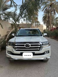 للبيع  لاندكروز  2017 وايت ادشن  ساز اصلي  مكفولة من الصبغ والبارد رقم...