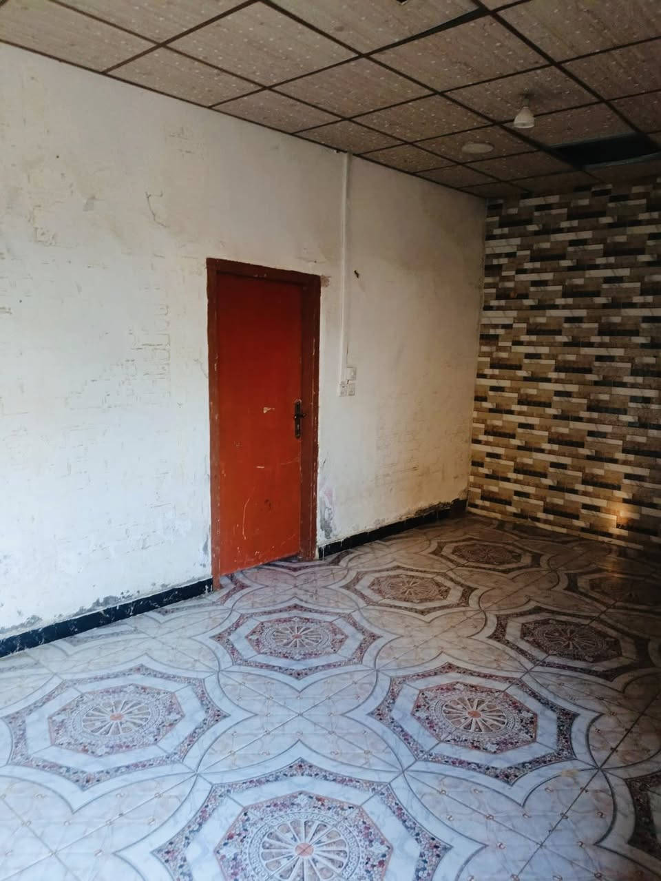 بيت للايجار وللبيع كذالك  متكون من غرفتين وصاله ومطبخ وصحيات وحمام وطارمة  العنوان الديوانيه التقية الرابعة :الاستفسار علئ هاذ رقم :***********
