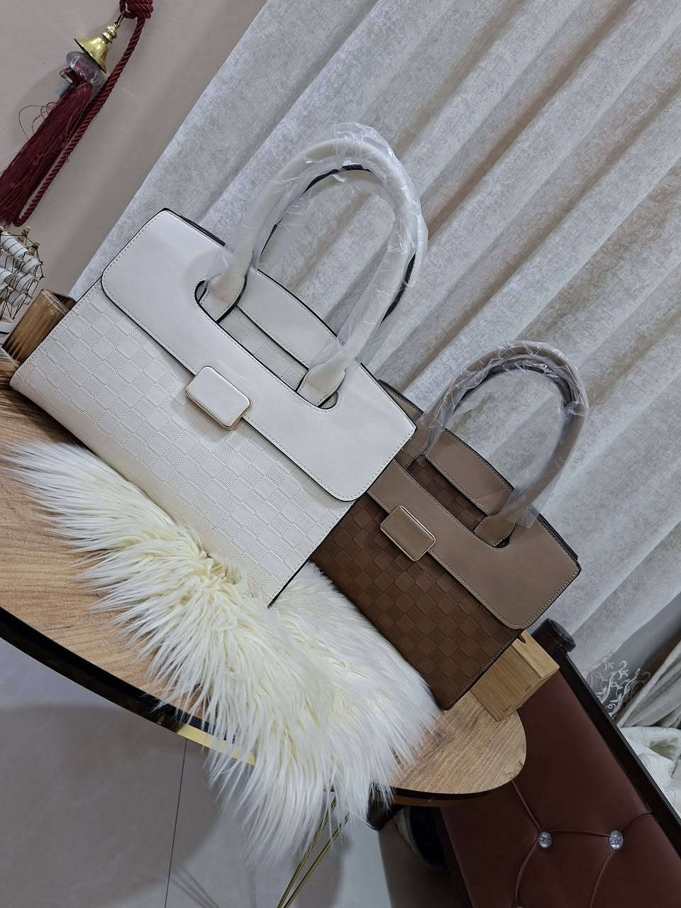 "كوني محط الأنظار مع هذه الحقيبة الاستثنائية! 👜 دمج مثالي بين الفخامة والأنوثة . متوفرة الآن بجميع الالوان الساحر. لا تفوتي فرصة التميز!"
للطلب واستفسار مراسلتنا خاص او على واتساب 
***********
توصيل جميع محافظات العراق 
٥ فقط
