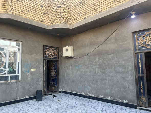 السلام عليكم بيت للبيع منطقة الصخيين نزلت حسينية الامام الغائب المساحه 300م متكون من غرفتين وصاله واستقبال ومطبخ وكراج السعر((95مليون))وبي مجال قليل للاستفسار اكثر الاتصال ؏ رقم صاحب البيت ***********
