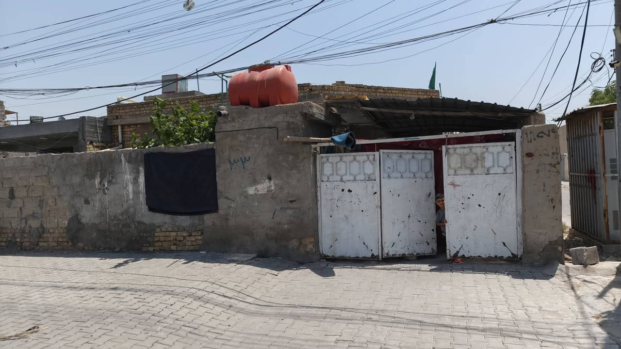 ‏السلام عليكم
‏بيت للبيع مساحة ٢٢٠ متر  بيت ركن على شارع عشرين وساحه  طابق واحد يحتاجله ملاحضات بسيطه 
‏موقع البيت مسقط شارع عمارة المصري بنهايته للاستفسار علخاص او الاتصال على الرقم ***********
‏***********
