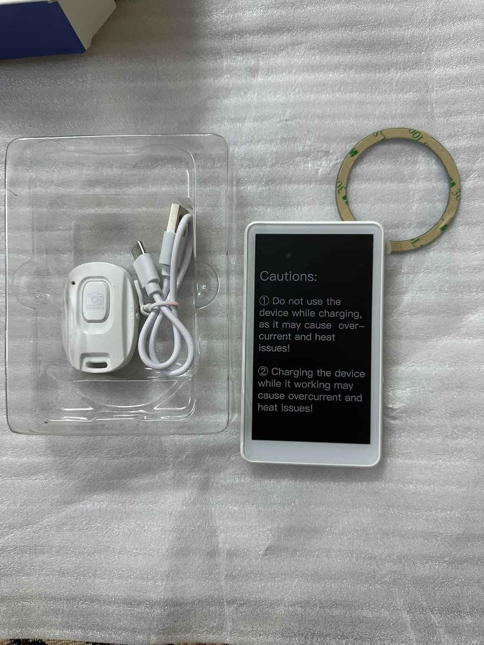 شاشة سيلفي مغناطيسية لاسلكية. 
تسمح لك شاشة السيلفي المغناطيسية هذه بالتقاط صور سيلفي واضحة باستخدام الكاميرا الخلفية لهاتفك.
تتميز بشاشة مقاس 4.02 بوصة.
تتصل لاسلكياً بالهاتف.
تحتوي على بطارية مدمجة بسعة 1800 مللي أمبير في الساعة. سعره ١٠


**إذا كنت صاحب هذا الإعلان وتريد حذفه لأي سبب، رجاءا أرسل رسالة إلى الدعم الفني**