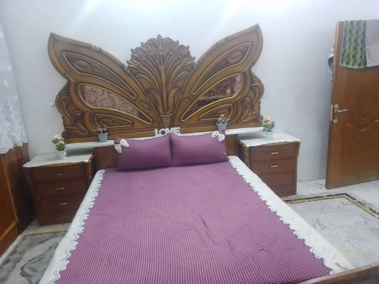 جربايه والميز المراية نظيفه كلش وياهن دوشك نظيف الشراي يتصل 300 وبيه مجال ***********
