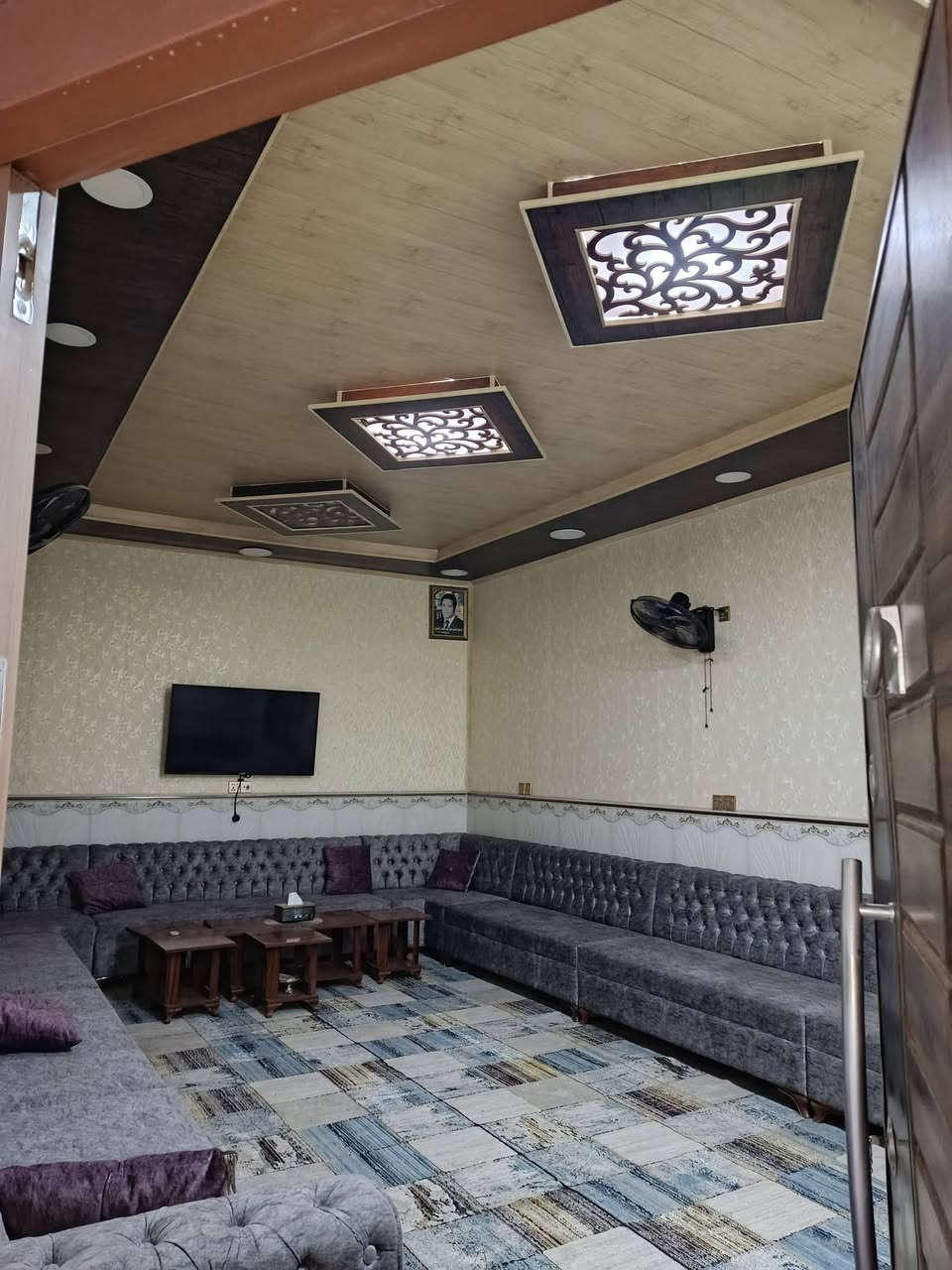 السلام عليكم بيت للبيع 300 متر يتكون من طابقين الطابق الاول استقبال وصاله ومطبخ بارد وحار وغرفتين وحمامات خارجيه وداخليه والطابق الثاني غرفتين وصاله كبيره وحمامات ومخزن سندويج في السطح مع حديقه 100 متر بصف البيت الباب على الصاله بناء حديث وشارع تبليط الموقع الكوفه قرب فلكت الدلال عامود 13 
الاستفسار على الرقم ***********
