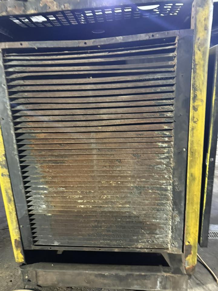 سلام عليكم مولد كمنز 24 ستندر لابخار ولا تنكيص توليد 250 كيفي المكينه امريكي مو صيني اصلي تحمل يمي بل موقع وتشيل كاتم سعر 57 بيه مجال مكانهه سيديه *********** نضام حمايه تشتغل وتطفه وتو
