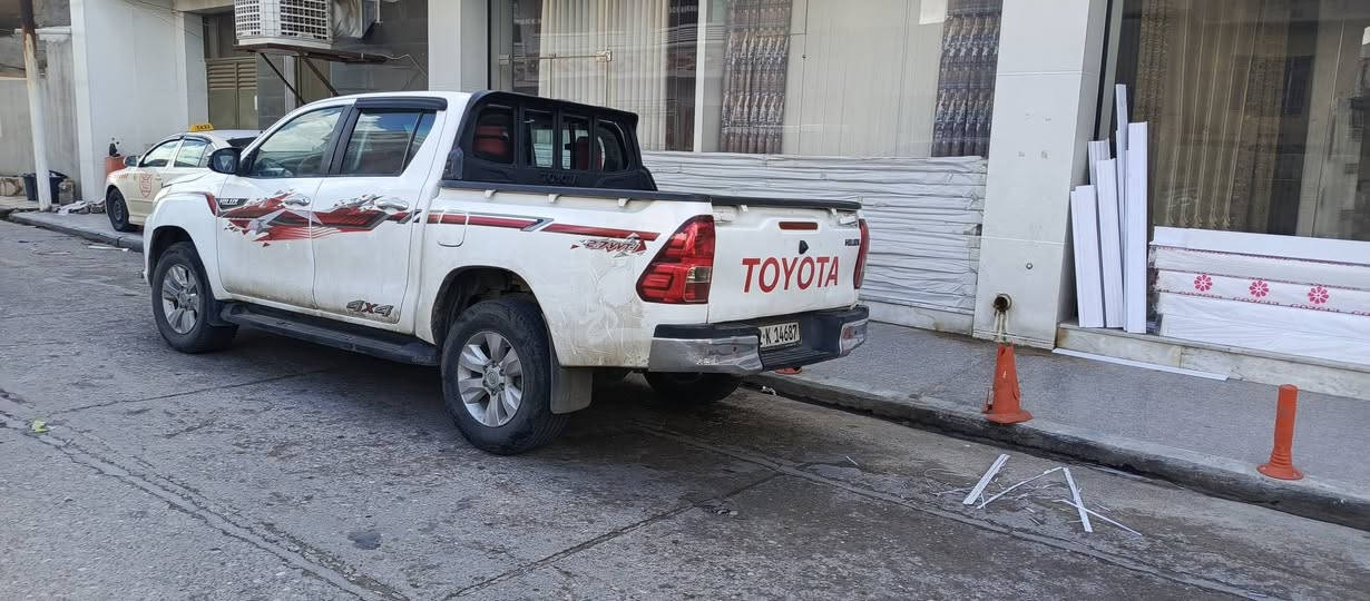 بسم الله الرحمن الرحيم 
تويوتا هايلكس مةرزية 
2016كێر تؤماتك  سةيارةكة لةسةر ساخةي بارجة رةشة بي ليدران سةيارةكة بيشي 4بةنجة سةرلايتي لاي سايةقي كرتية سةيارة بي فةسروف غازو بةنزينة سيتةمي غازي ايطاليا لةسةر سةيارة بي تةقةوو رةقية 
سةونةي 2مانكة بةسةر جوو  سةيارةكة لة هةوليرة نرخي 220معامةليكي كمي تيداية  ژمارة موبايل *********** أربيل, العراق
