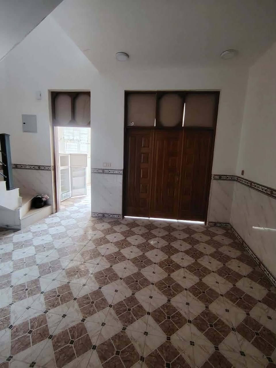 🏡 بيت للبيع شارع 80 جهة كربلاء، فرع لحوم سفينة النجاة.
📐 المساحة: حوالي 100 متر مربع.

📄 نوع العقار: طابو زراعي، سند 25.

🏠 المواصفات:

- طابق ونصف كامل.
- بناء جديد ولم يُسكن.
- غرفتان في الطابق الأرضي وغرفتان في الطابق العلوي.
- صالة وهول.
- مطبخ.
- مجمعان صحيان (حمام ومرافق صحية) في الطابق الأرضي والعلوي.
- لا يوجد أي نقص أو أعمال إكمال مطلوبة.

💰 السعر: 95 مليون دينار عراقي، ويوجد مجال للتفاوض

📞 للاستفسار والاتصال:
***********
