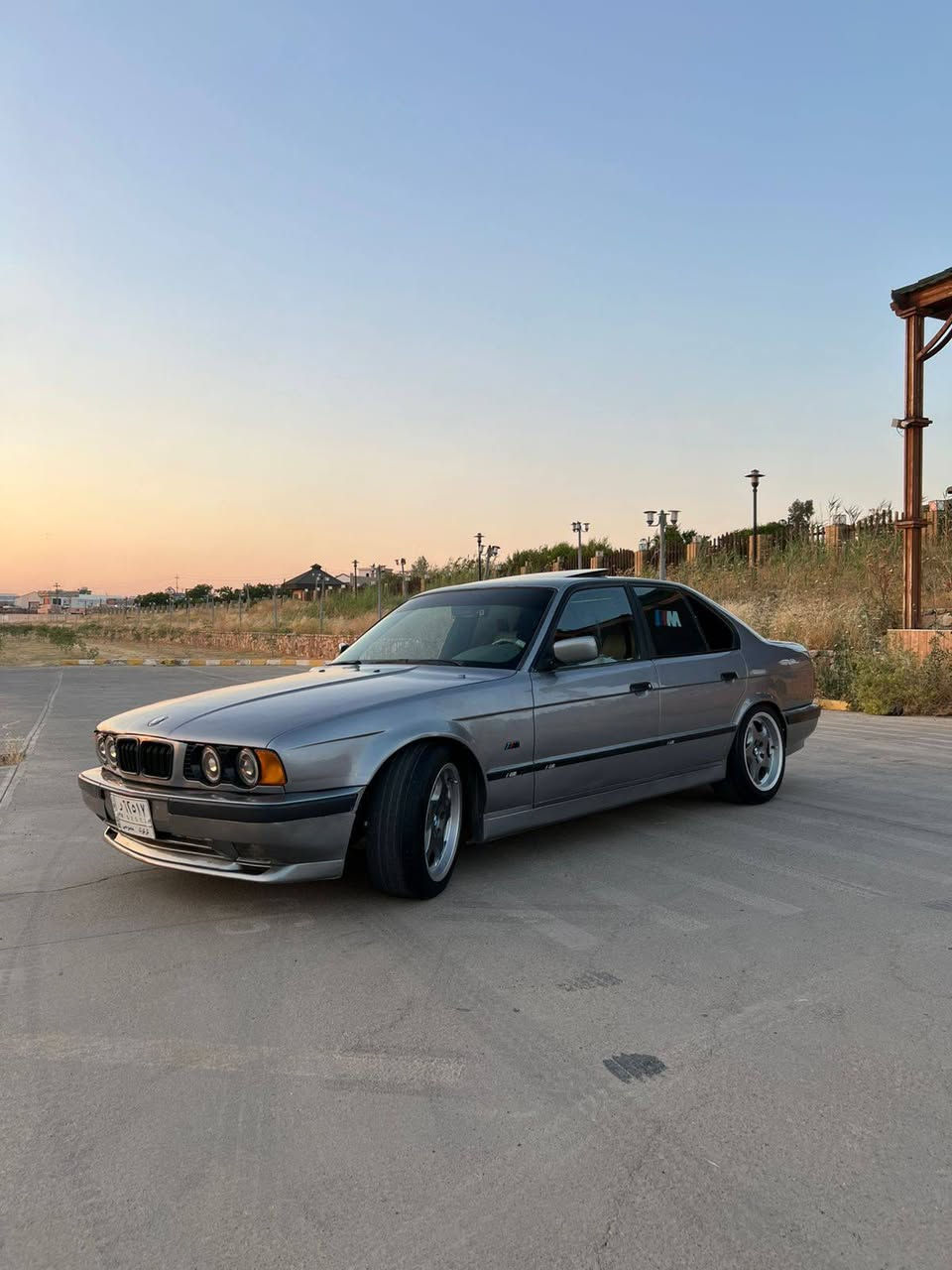 السلام عليكم BMW موديل 1991 محدث 1995 مكينه 520i كبس گير عادي تبريد وتدفئه سلايت مابي نقص برغي كأمره خلفي و امامي تصوير 4K سعر59وبي مجال رقم ***********

