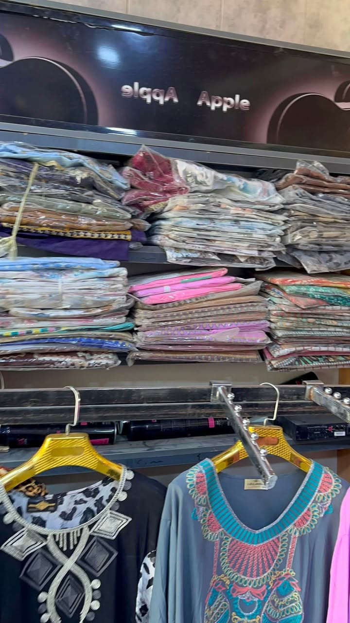 للبيع فاترينات رفوف محلات او موبايلات او كوزمتك للبيع بسعر ٥٠ الف غير قابل للتفاوض خشب تركي اصلي بدون اضرار  العنوان ديوانيه ***********
