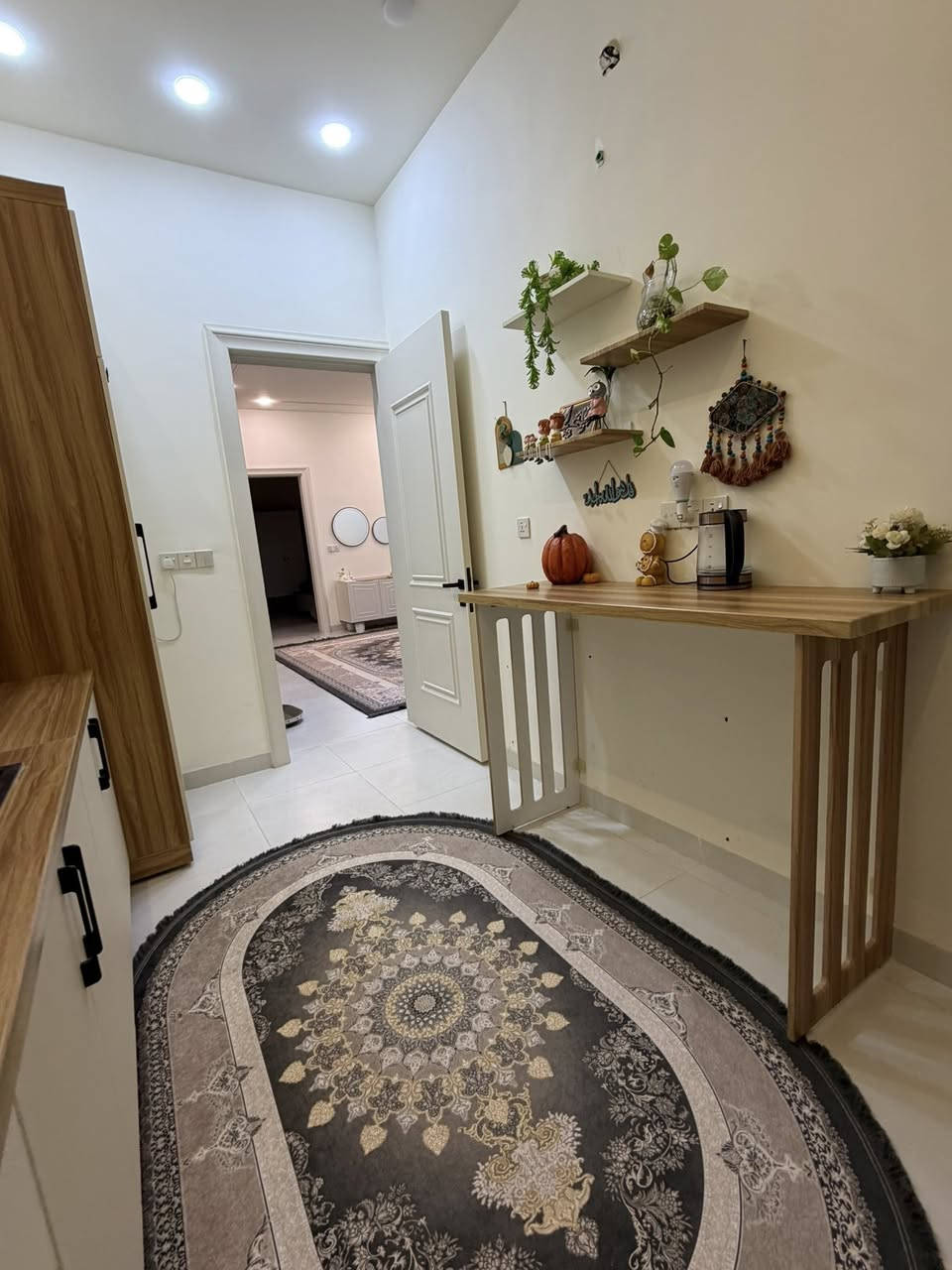 بيت للبيع مساحه ١٢٥ م  حي الموضفين اول شارع مقابل مستوصف سبعه نيسان
حديقه واستقبال  وهول ومطبخ وغرفه نوم وحمامات  وفوك غرفه نوم وحده البيت مسحوب عليها اسكان  يعني تكدرون تدفعون ٤٠ مليون وباقي  ٤٥   تدفعونه شهريه للحكومه  ٣٢٥ الف بالشهر

بيت كامل مواصفات  ابواب وشبابيك المنيوم خليجي + نظام دكت  كامل مكمل وصارله سنتين بانيها  كاونتر جديد ممستخدم ابدا  سقف  مغربي   ووسطح ايزوكام  كامل

معلومات كله كاتبتها اي احد يريد يتصل ع هل رقم***********
