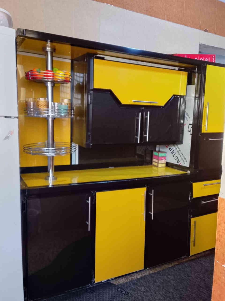 السلام عليكم عندي كاونتر للبيع مستعمل شي قليل  العنوان حي سماح السعر 250 قفلو  رقم الهاتف  ***********
