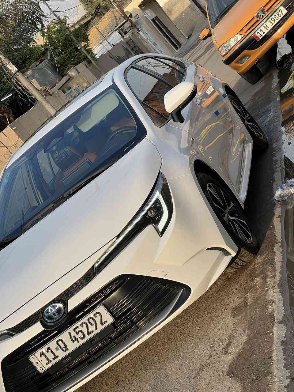 السلام عليكم 
تويوتا كورلا هايبرد للبيع 2024
ماشية 22 الف 
بصمه تشغيل +بصمه ابواب 
كشنات جلد لونين 
فتحه 
كامرة خلفيه 
نضام تحكم ستيرن وتحديد مسار 
توقف ذاتي 
اوتو هولد 
جام ٤اوتو 
قطعتين تبريد  
شاشه كبيره كاربلي
سايد بريك دكمه 
٣انضمة قياده ( ايكو،نورمال،سبورت) 
السعر ١٤٣$ وبيها مجال بسيط حك الجيه 
السياره مكفوله عدا بارد اصبع موضح بلصوره 
مكان السياره قرب جزيره بغداد 
للاستفسار ***********
رقم بغداد تحويل مباشر
