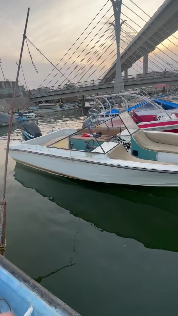 سلام عليكم
زورق سيرة للبيع 
الطول 6 والعرض مترين و35 
الزورق حاهز كصة جديدة 
مدكوك حديد ع الداير اطبكً وين ماتريد 
مكاني بصرة الزورق موجود بلكورنيش 
***********
