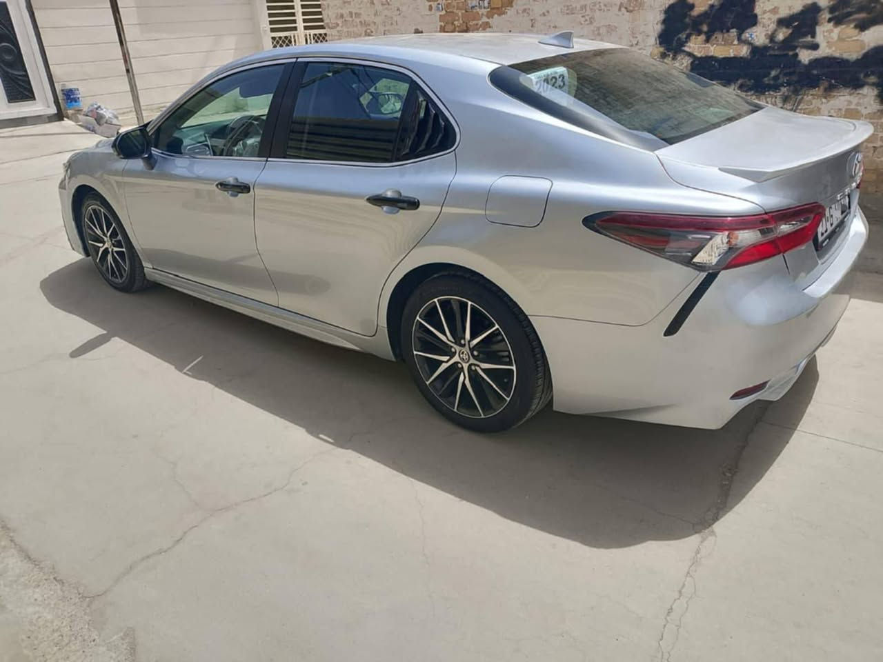 سلام عليكم تويوتا كامري امريكي 2023 SE لون سلفر 🤍 حادث /بس بونيد بدون اي دواخل رقم جديد وبسمي السعر 235 وبيه مجال رقم الهاتف ***********
