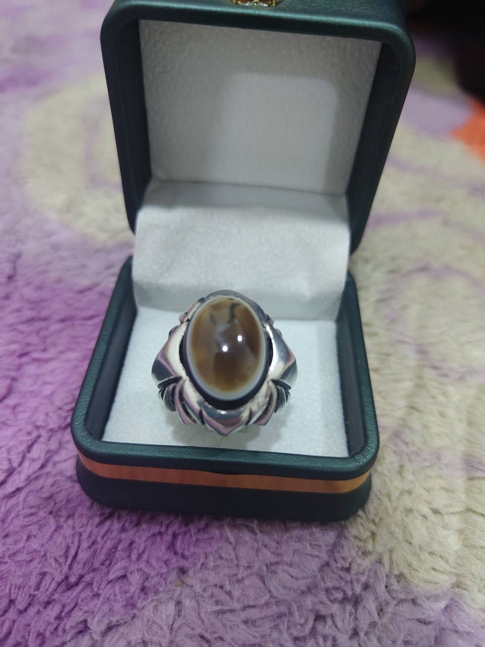 سلام عليكم ورحمة الله وبركاته 
خاتم من الجزع اليماني الاصلي الاصلي الاصلي 
يالله 
خاتم جزع يماني صياغة عارف صياغة ثقيلة جداً 
القياس 22 
الفضة 990
الحجر جزع يماني مصور 
وزن الخاتم 30 غرام 
السعر 210 والله متحصل بهيچ سعر حجي خاتم فول الفول 
او مراوس بسبحة كهرب حسب القناعة واني خادم للطيبين 
عنواني ( النجف الاشرف.. كوفة... حي ميسان ) 
الهاتف (***********)
