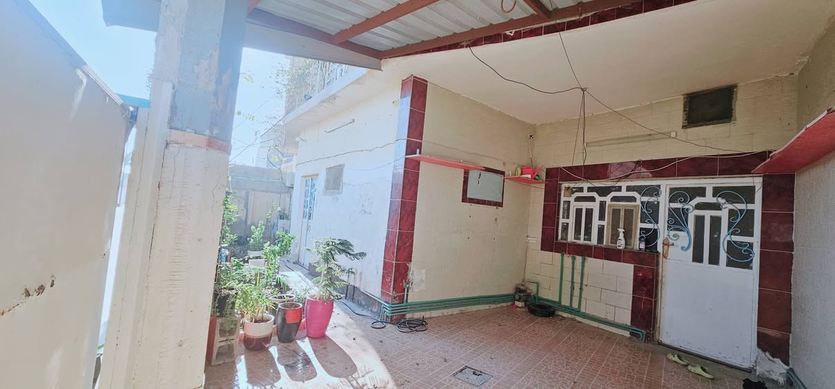 يا الله 
للبيع دار مع محلات مع محطة ماء ارو للبيع موقع تجاري ركن بناء حديث الحي العسكري قرب بيت الشيخ جمال البطيخ على الشارعين طابقين مساحة الدار مع المحلات 125 
الطابق الاول: استقبال ومطبخ وصالة وصحيات وطرمه 
الطابق الثاني: غرفتين نوم  وصالة كبيرة 
مع محلات عدد ٢ الاول فارغ والثاني يحتوي على منظومة ماء ارو مجازة وجاهزة 
للاستفسار الاتصال على الرقم  ***********
