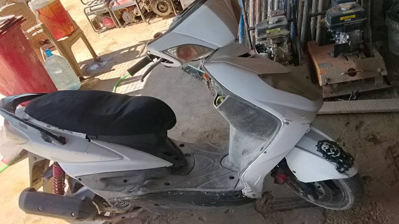 مستعجل علبيع ولله سلام عليكم دراجه سكنس فحل للبيع دراجه شغاله خير من الله نكره سلف او هندر دراج كابريته بس شلعه او معدل ولله امطلع بيه فوك ال90 بيه بدايه دخانه بس مناقصه شي كهربائيات فول السعر 275قفل مكان ابو غريب الرقم ***********
