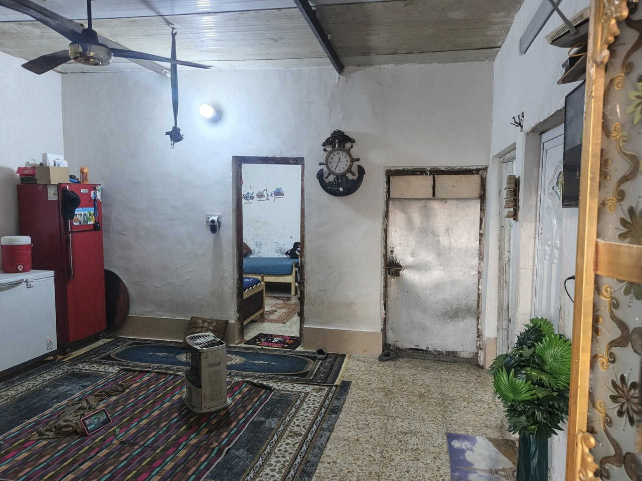 بيت لبيع بغداد الشعب حي الجزائر بل تجاوز مال لمثلث مساحة 150متر ركن علة اربع شوارع شارع يطلع عله شارع الربعين ولثاني يطلع عل سده واحد يطلع له عياده الشعبية واحد يطلع عل لمثلث السعر خاص أو تصال عل رقم بي واتساب بيت تجاوز ***********
