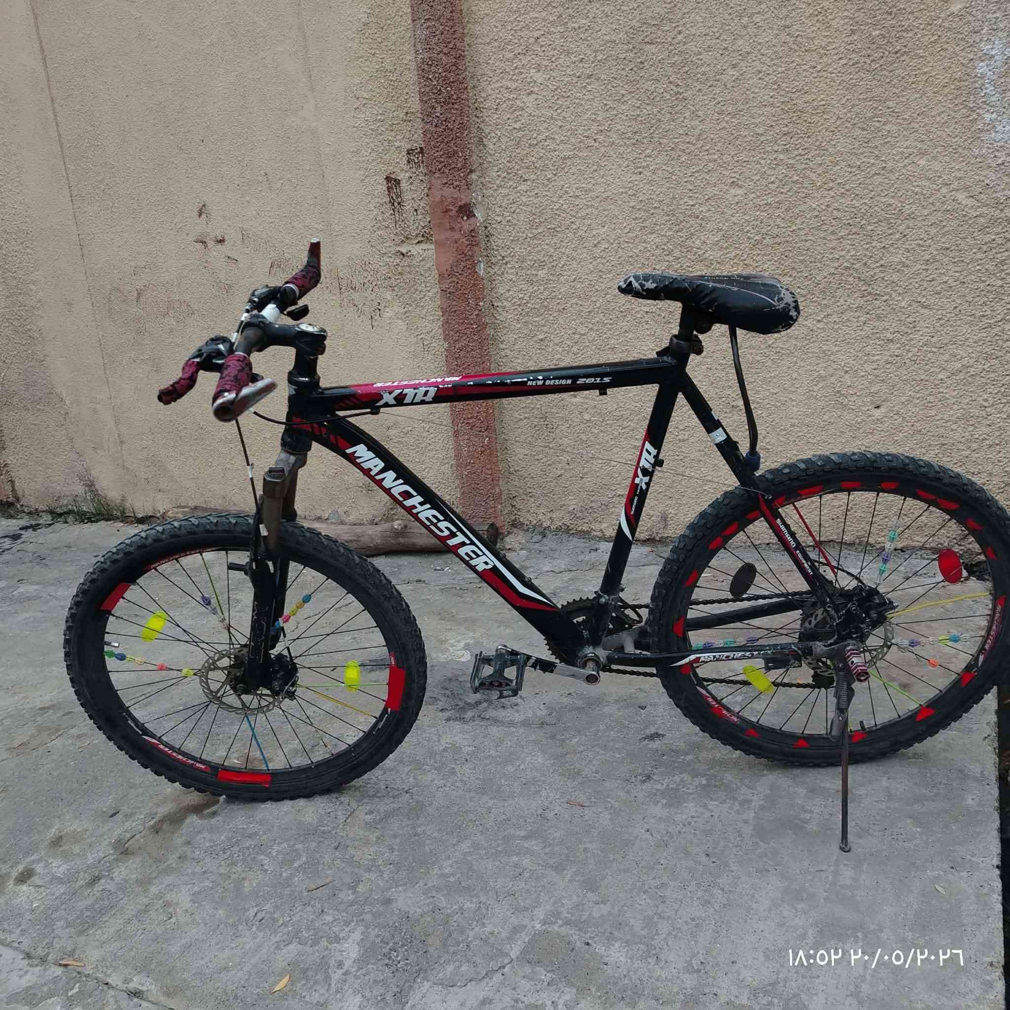 بايسكل مانشستر (MANCHESTER) جبلي مميز للبيع 🚲 الماركة/الموديل: MANCHESTER (مكتوب عليها أيضاً XTR و New Design 2015).
النوع: دراجة جبلية (Mountain Bike - MTB) مخصصة للطرق الوعرة والمدينة.
 الألوان: أسود ملكي مع خطوط رياضية باللونين الأحمر والأبيض.
البايسكل نضافته 70‎%‎ مثل ما موضح بالصوره يحتاجله ترتيب شويه دبلات شويه تعبانات بس شغاله بريكات شغاله والكير شغال للتواصل بالماسنجر او على رقم واتساب ***********
