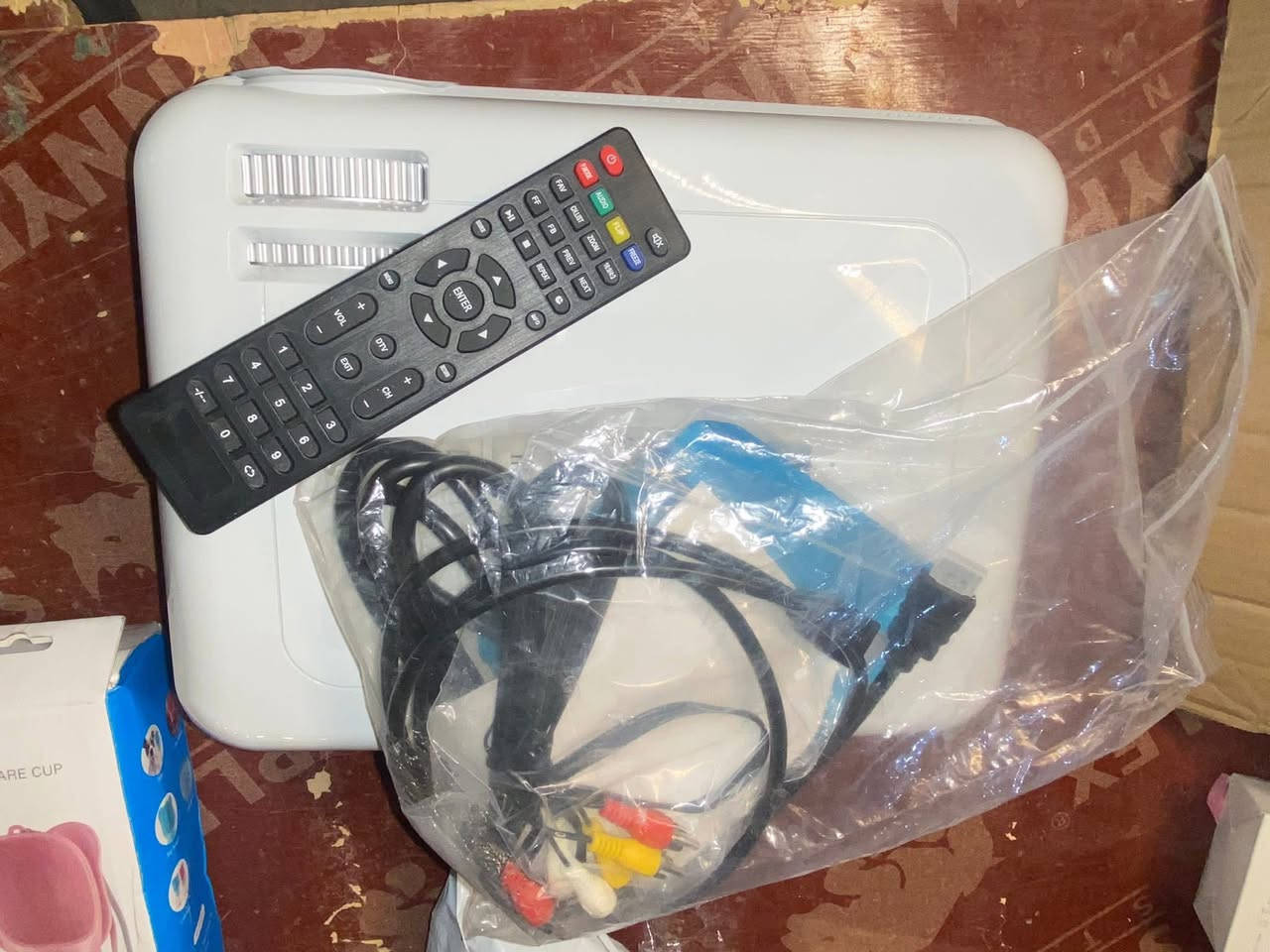 جهاز داتا شو (Projector) ماركة LESHP للبيع 📺لكل عشاق السينما المنزلية والمباريات والألعاب على شاشة عملاقة! متوفر جهاز بروجكتر ممتاز وبحالة ممتازة وجاهز للاستخدام الفوري.✨ أبرز المواصفات والمميزات:الماركة: LESHP الأصلية (معروفة بجودتها وعمر عدستها الطويل).الدقة والوضوح: يدعم دقة العرض Full HD 1080P لتقديم صورة صافية وألوان واضحة.حجم الشاشة: يعرض شاشة عملاقة ومثالية تصل حتى 200 بوصة حسب مسافة العرض والاتصال: يحتوي على منافذ متعددة تشمل HDMI و USB و VGA و AV (لتوصيل الستلايت، البلايستيشن، الموبايل، أو الكمبيوتر بسهولة).الصوت: يحتوي على مكبرات صوت مدمجة ممتازة وواضحة جداً.📦 ب75 الف


**إذا كنت صاحب هذا الإعلان وتريد حذفه لأي سبب، رجاءا أرسل رسالة إلى الدعم الفني**