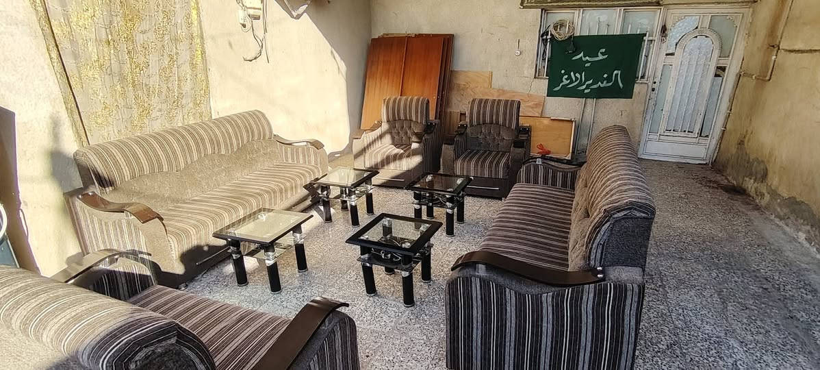 بلااااااااااااااش 
طخم قنفات تركي يحمل 10 نفرات مع طبلات 4 زجاج ثقيل نظيفة ب 250 ألف مع التوصيل + كاونتر مترين ونصف قطعتين ثقيل ب 75 ألف + كاروك ب75 ألف + طباخ 5 عيون شغال ب 75 ألف *********** العمارة حي العسكري قرب مدرسة المربد
