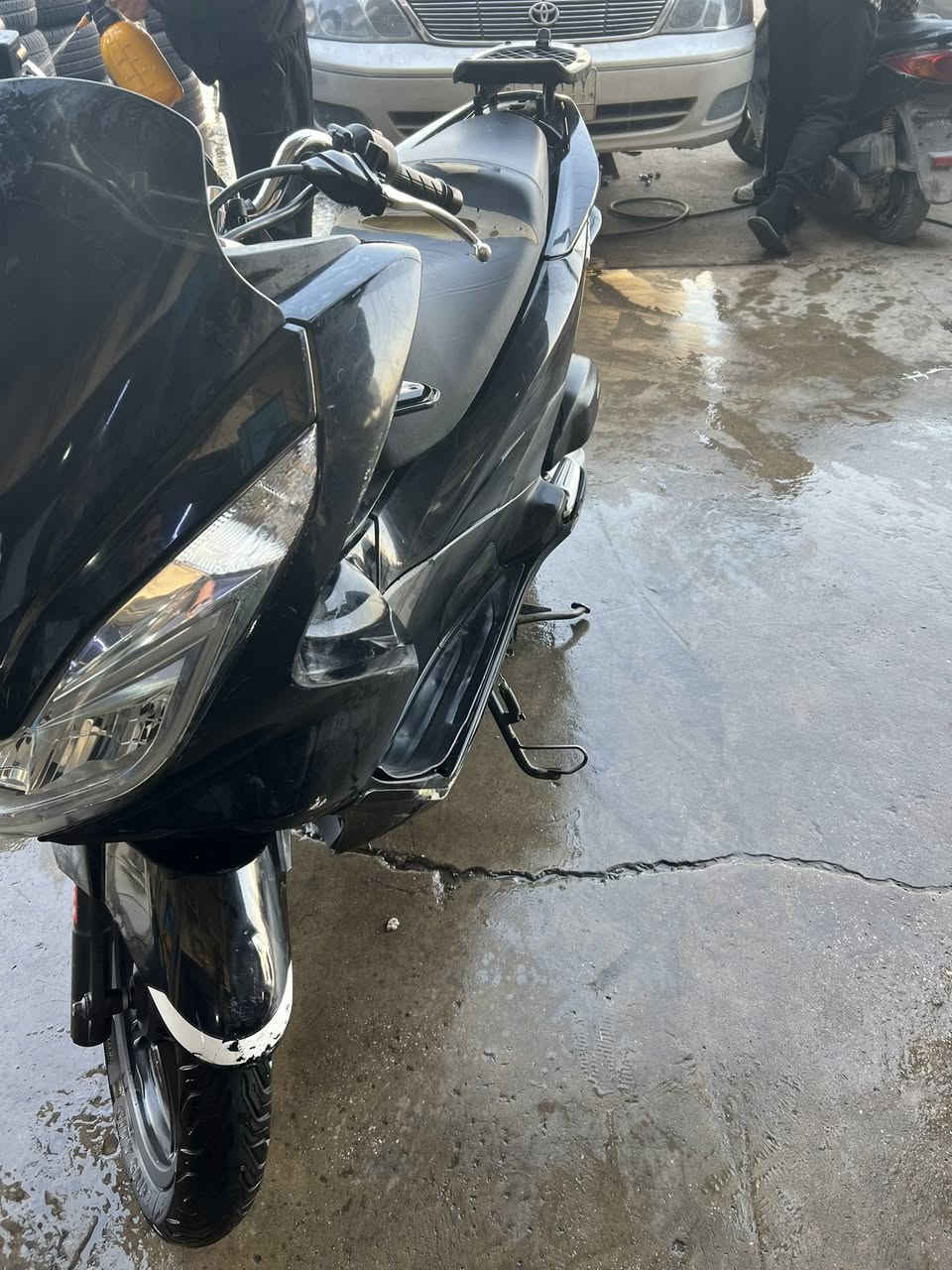 سلام عليكم pcxحجم المحرك 150cc
محرك مكفول نضافة الكفرات 80بالميه  حساس ازدحام حرف Aدراجه كامله. كهربائيات كامله كله شغالهه هـ***********مكان بغداد السعر 1800بيهه مجال
