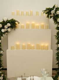 مدرج ثلاثي • ميز MDF ارتفاع ٨٠ • شموع الكترونية ٣٠