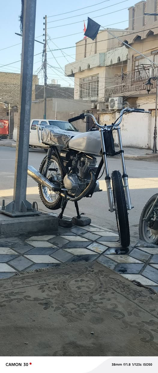 سلام عليكم دراجه للبيع كلك اسويلك مكاتبه عن سرقه 
تعمير 25 صارها 3ايام من معمره فقط صالنصه و لمحرك21 مامبدلات فول نضافه سعر 450 وبيه مجال بصيط مكان الرميثه ***********
