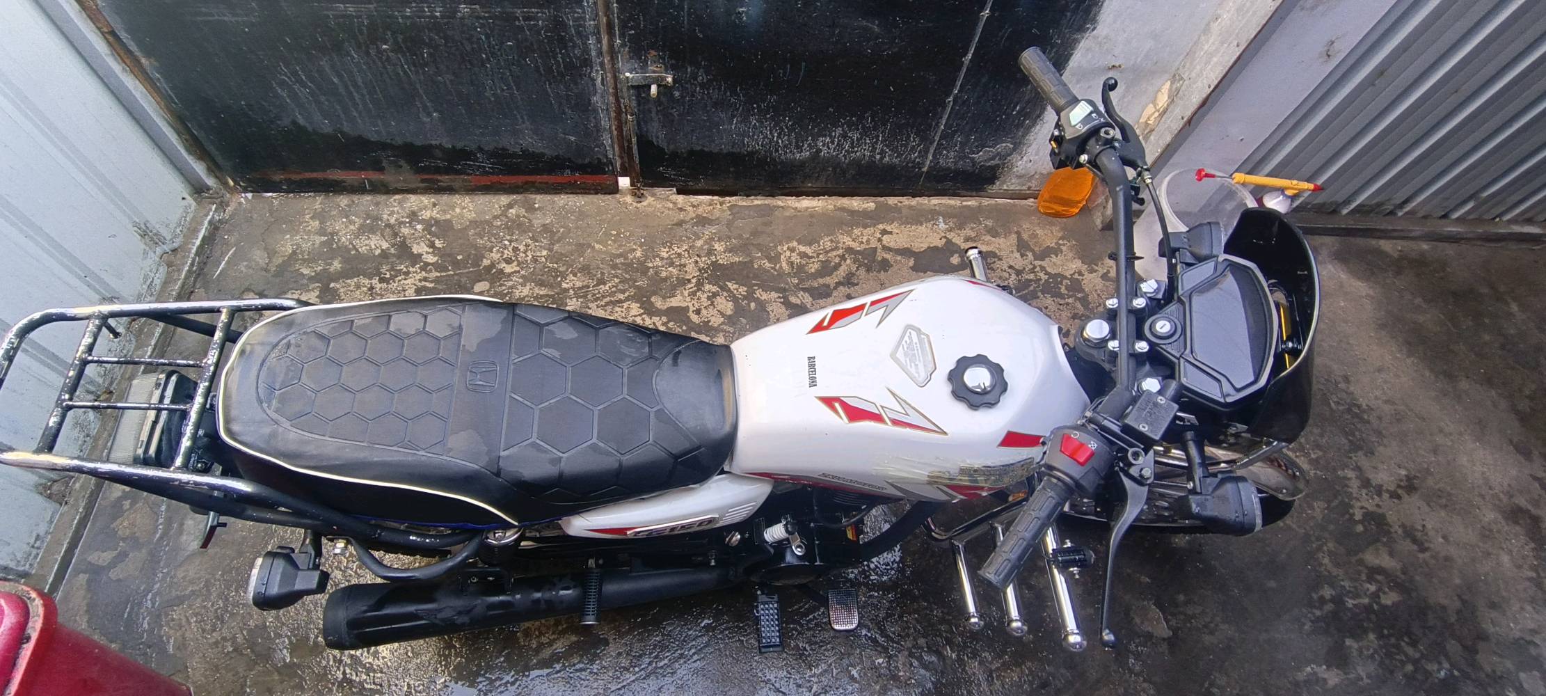 السلام عليكم
دراجة سيفان 2024  للبيع 

اوراق كاملة بيها بس سكنر 

دراجة كامله مكملة من كهربائيات واحتياجاتها 

مكينة مامفتوحة ومكفولة تنقيص وتبخير 

تاير جديد امامي وخلفي

دشبول الكتروني مابي اي نقص عدا الكيلومتر مايقرة 

الاختلاف البيها بس جاملغ الخلفي اسود بلادي والامامي ستيل 

العنوان بغداد جسر ديالى القديم