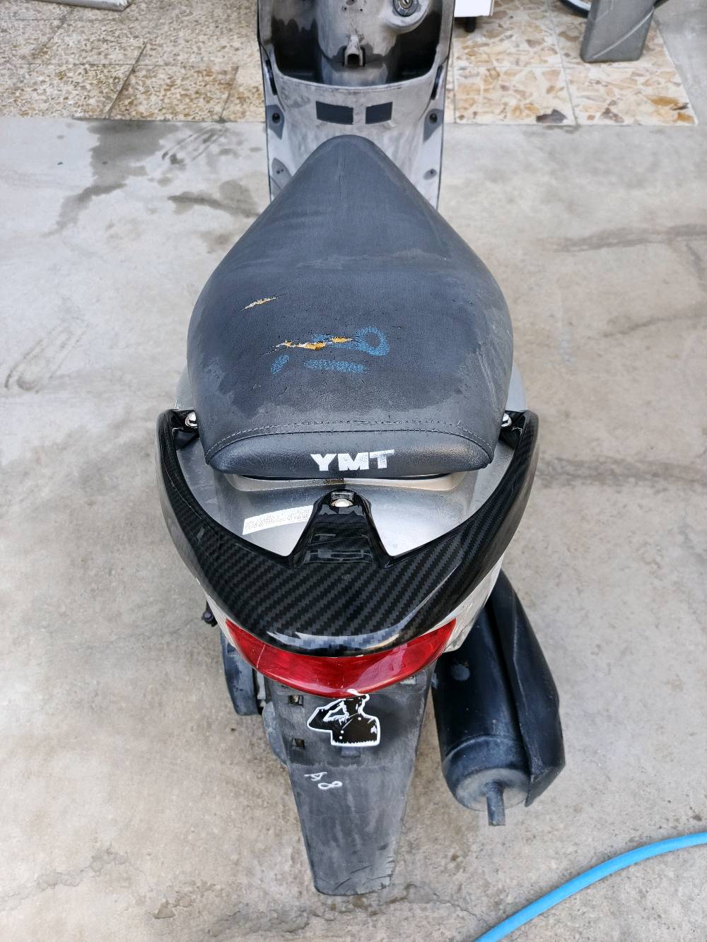 دراجة نارية مستعملة بحالة جيدة. موديل بسيط ومريح للاستخدام اليومي، ومزينة ببعض الملصقات لإضفاء لمسة شخصية. اللون الأساسي رمادي مع بعض الخدوش الطفيفة التي لا تؤثر على الأداء. الدراجة مزودة بمرايا بنفس اللون وتصميم حديث لتسهيل القيادة في الشوارع المزدحمة. فرصة ممتازة لمن يبحث عن دراجة عملية وموثوقة.