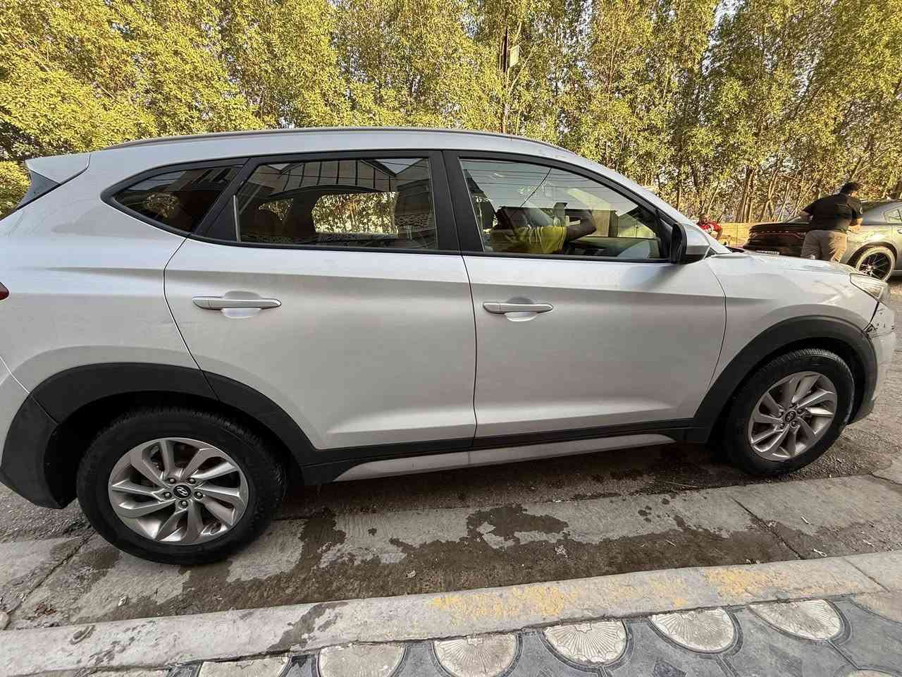 السلام عليكم
توكسان موديل 2018 
نص موصفات 
محرك جي دي اي  ٢٠٠٠
وارد امريكي 
ماشية 89450 ميل
رقم بغداد وطني 
سكن بغداد حي الجهاد 
السعر 155 وبيها مجال بسيط 
رقم الهاتف :***********
