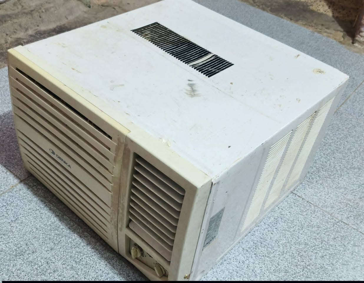مكيف طنين للبيع شغال بس يبرد ويفصل ابيع عله وضعيتة السعر 170 عنواني ابو رمانه متواجد خاص او اتصال ***********
