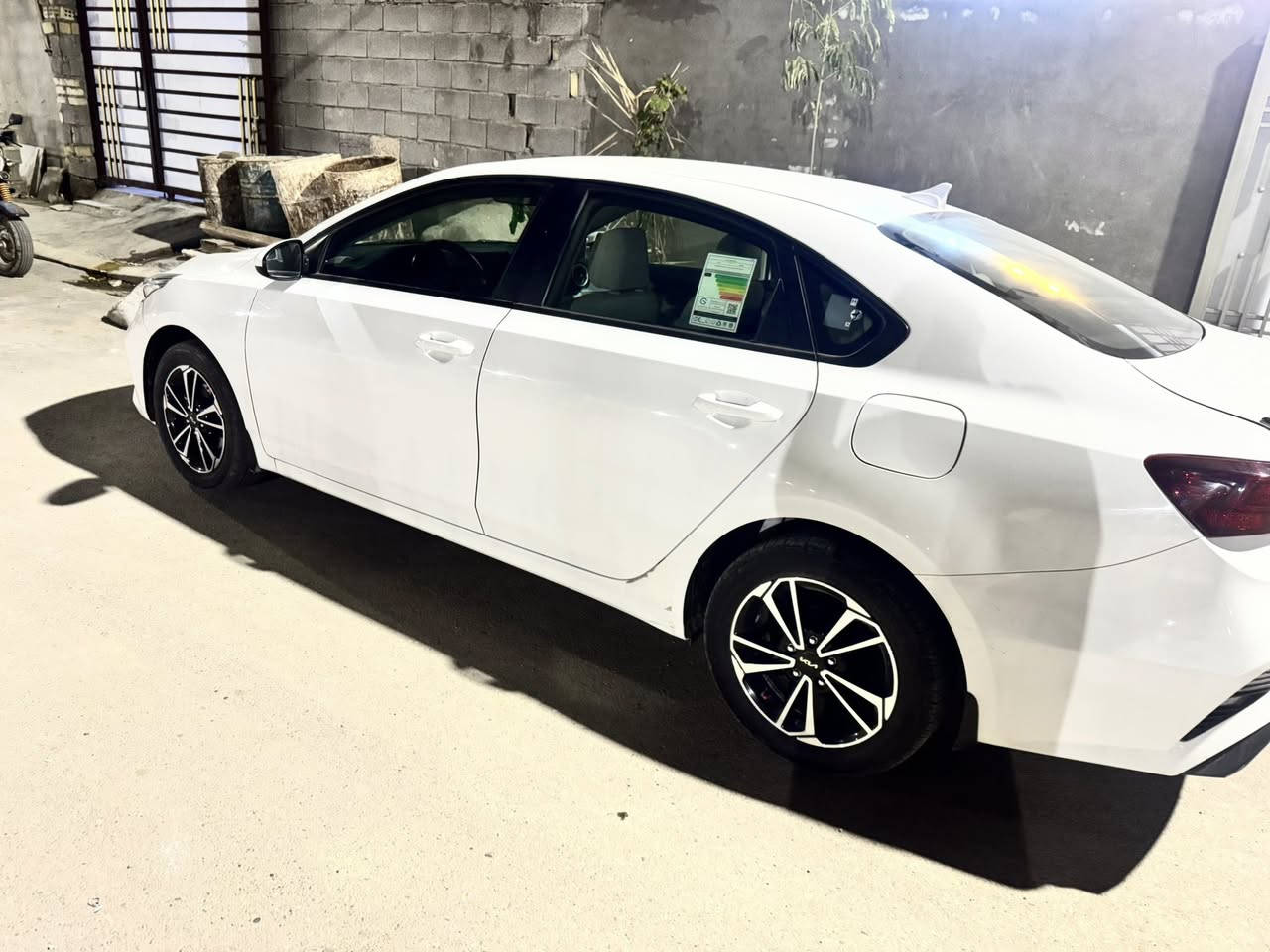 السلام عليكم كيا سيراتو للبيع موديل 2024 اربيل ماشيه 52 الف قابل للزياده نص فول السياره تبريد قطعتين داخل لونين معروفه مواصفاتهة شادلهة ويل كب +شاشه +كامره  تريد تحويل تريد وكاله السياره بيهة ملاحضات بسيطه موضح بلسونار صور السونار موجوده بلنشر السعر 180 وبيهة مجال اللأستفسار الاتصال على الأرقام التاليه 
***********
 ***********
