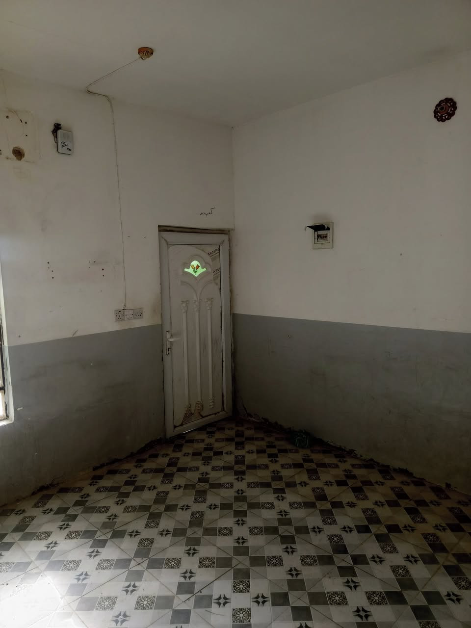 سلام عليكم بيت يجار ٦٥ متر غرفه وصاله مطبخ وتخاريج العنوان حي ميسان شارع زوار يجار البيت ١٥٠ قفل مكتب مرتضى ***********
