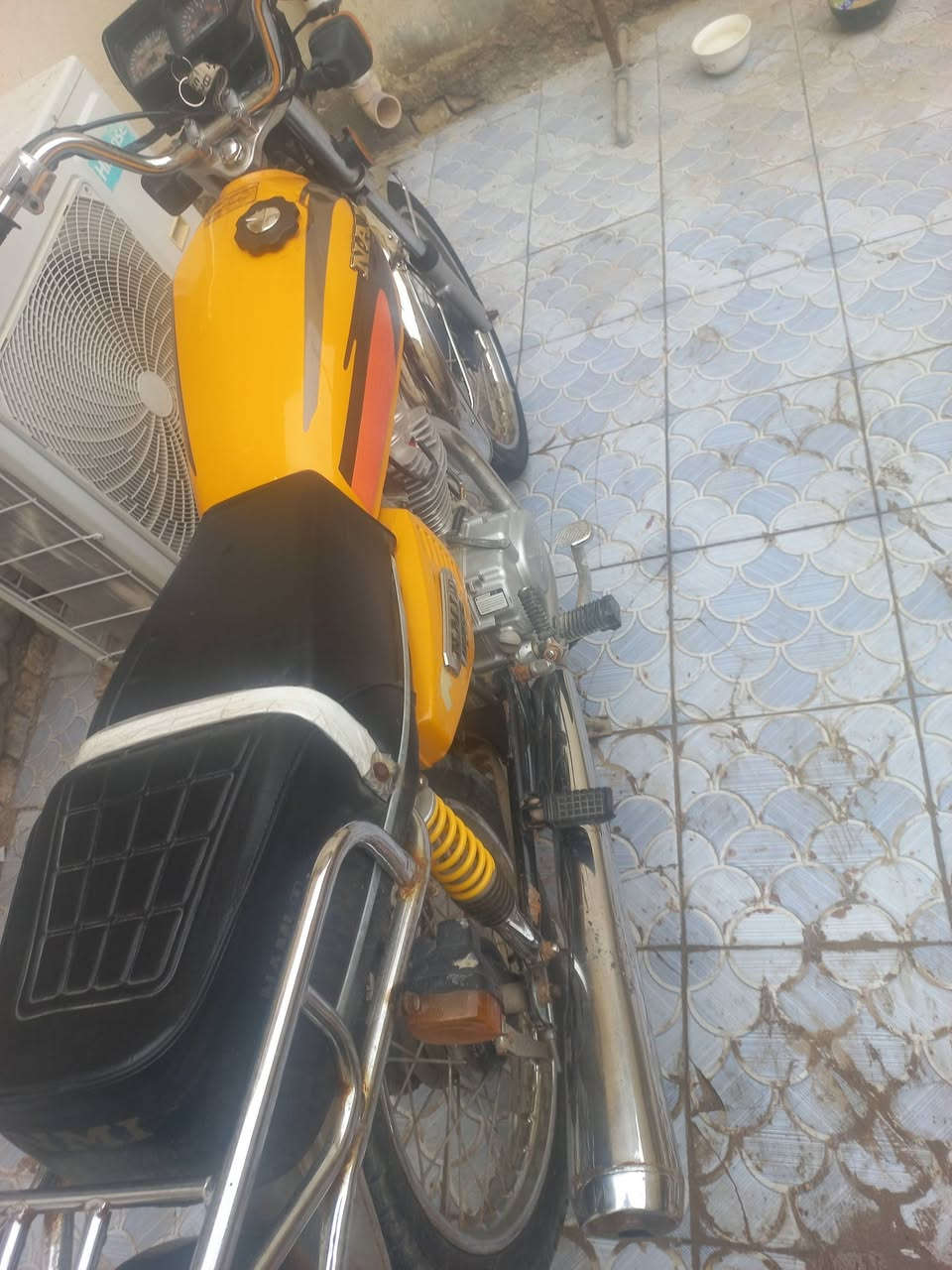 سلام عليكم دراجه نامه اصلي مديل 22 مكفول  من كلشي 
والسعر ٦٠٠ وبيه مجال المكان دوانيه حي الزيتون الرقم ***********
