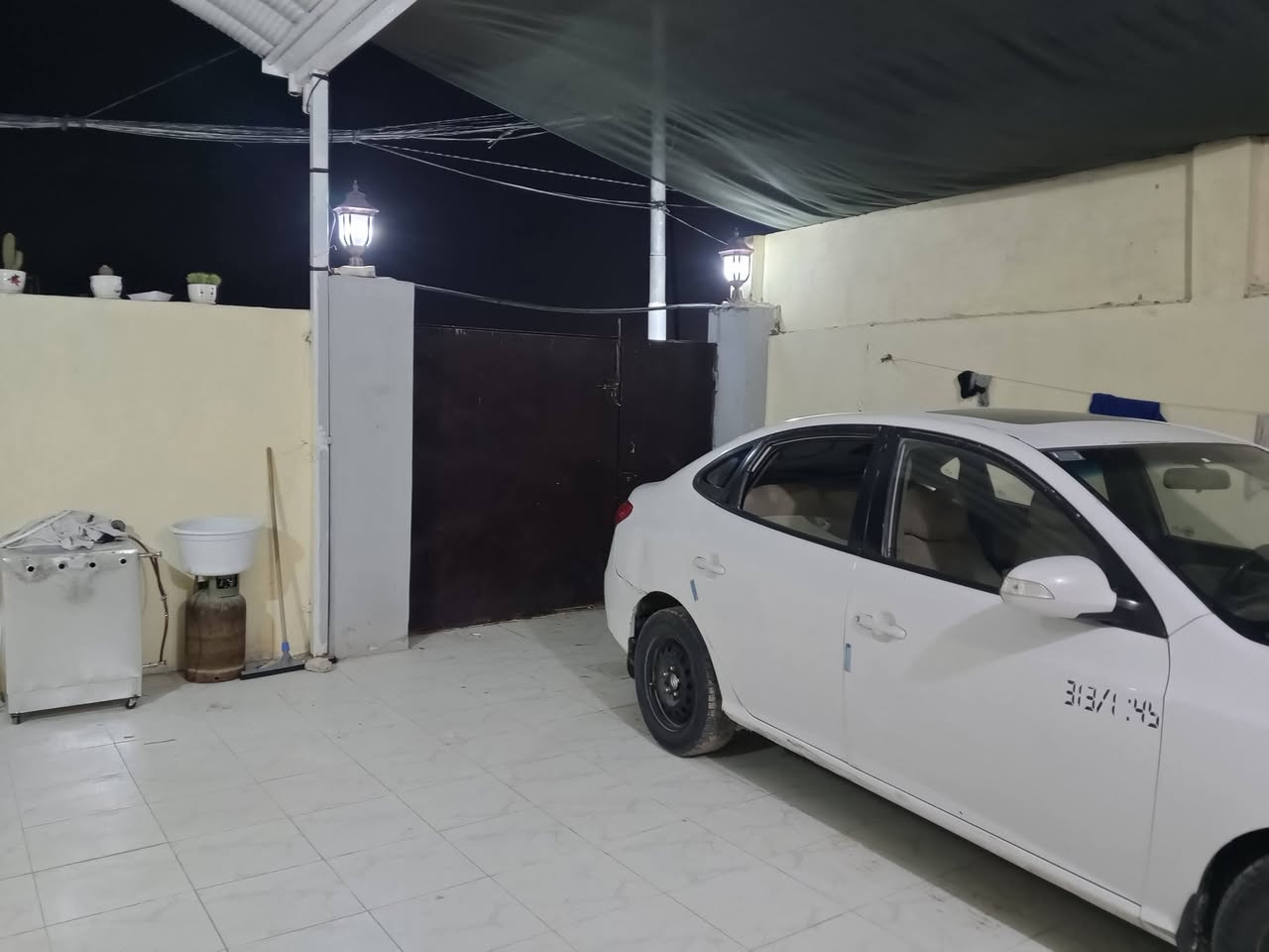 سلام عليكم بيت ٢٠٠متر بلدية معاملة كاملة واصل للتقييم بداية شارع مجمع قنبر وجهه على المتنزه الجديد مقابيلة حديقه تابعه اله السعر ٦٥وبي مجال للستفسار الاتصال ***********
