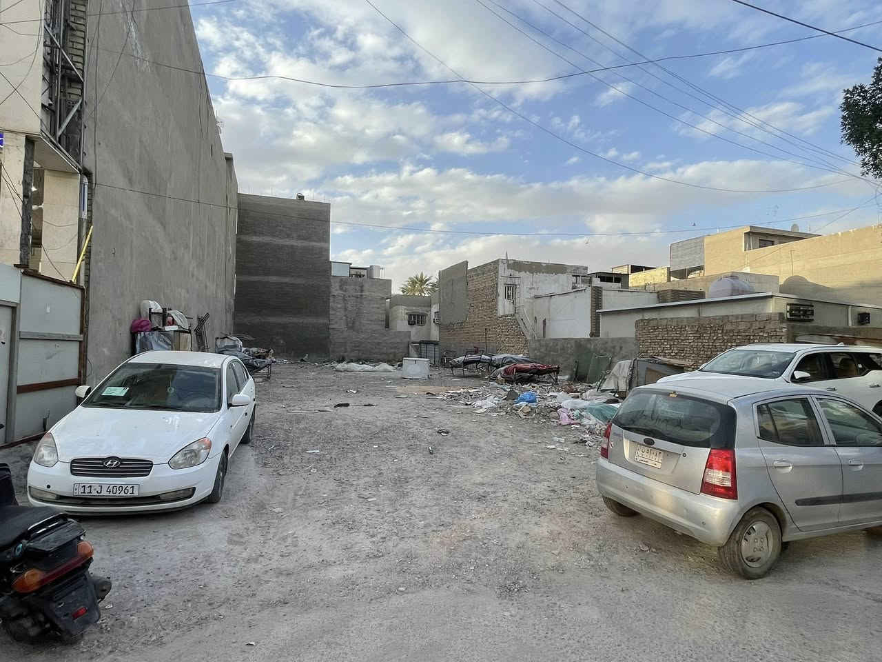 للبيع قطعة ارض شبه تجاريه تباع بالكامل او نصفين المساحه ٤٨٧،٥ الواجهه ١٥ والنزال ٣٢،٥ الموقع ساحه بيروت محله ٥٠٨ قرب جسر ساحة بيروت مجاور مجمع البتول التجاري ثاني قطعة عن الشارع العام 

للاتصال *********** او *********** شركة الخيمه للعقار السعر عالخاص راسلني لو تتصل
