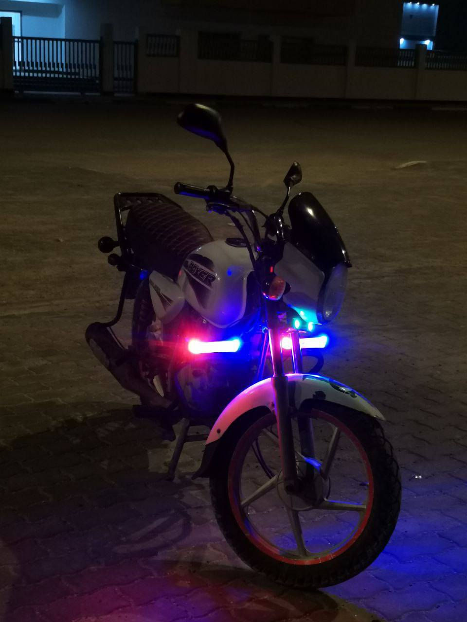 دراجه كامله مكمله ما بيها نقص عينه ولايت واشاير وبكلايت وسطاب لايتات اضافيات اناره عل جسد تايرات نضيفات هنا ويلاتهن دراجه كامله ما بيها نقص خالينها للبيت للمسواك مالت الحچي للبيع السعر 1100وبيها مجالل
متواجد واتساب ***********
