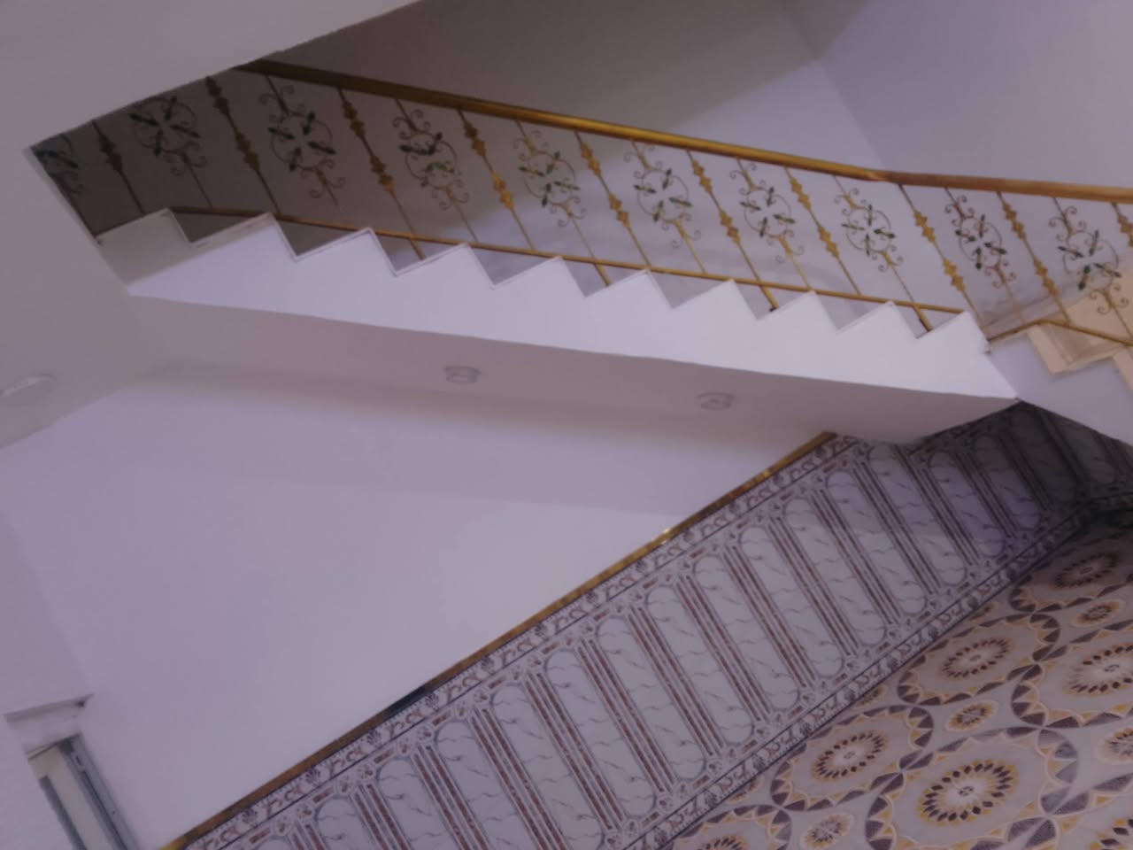 مشتمل 100 متر  طابقين بحي الحكيم شارع علي لامير قريب علا شارع العام مطبخ وستقبال وهول وصحيات داخليه وخارجيه وطابق الثاني هول وغرفه وصطح
طابو سند 25 مسجل بلديه شارع 11 مجاري 
السعر 34 بيه مجال بصيط 
الستفسار ***********
