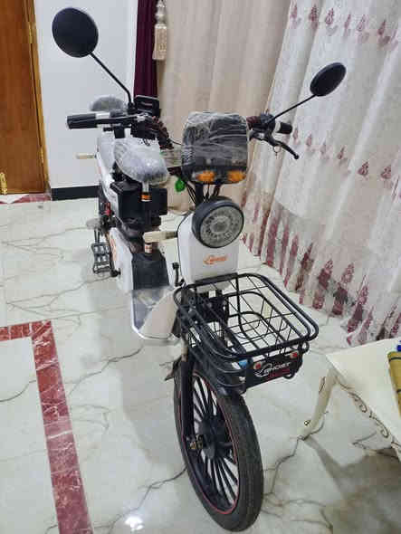 السلام عليكم بايسكل شحن للبيع مديل 24نضيف كلش مكان الشطره السعر 375 وبي مجال هاذا رقمي ***********
