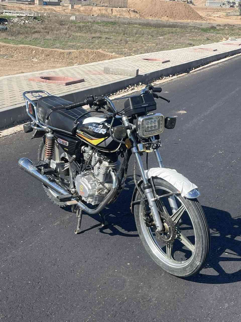 السلام عليكم موطور تايگر للبيع 
محرك ما مفتوح موديل 22 جاهز 
ماتحط على ربع دينار تشغل وتمشي 
مكاني الساحل الايسر أسديره 
السعر 450 وبي مجال ***********
